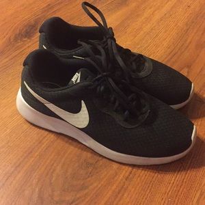 Nike Tanjun Althetic Shoes Women’s Size 9
